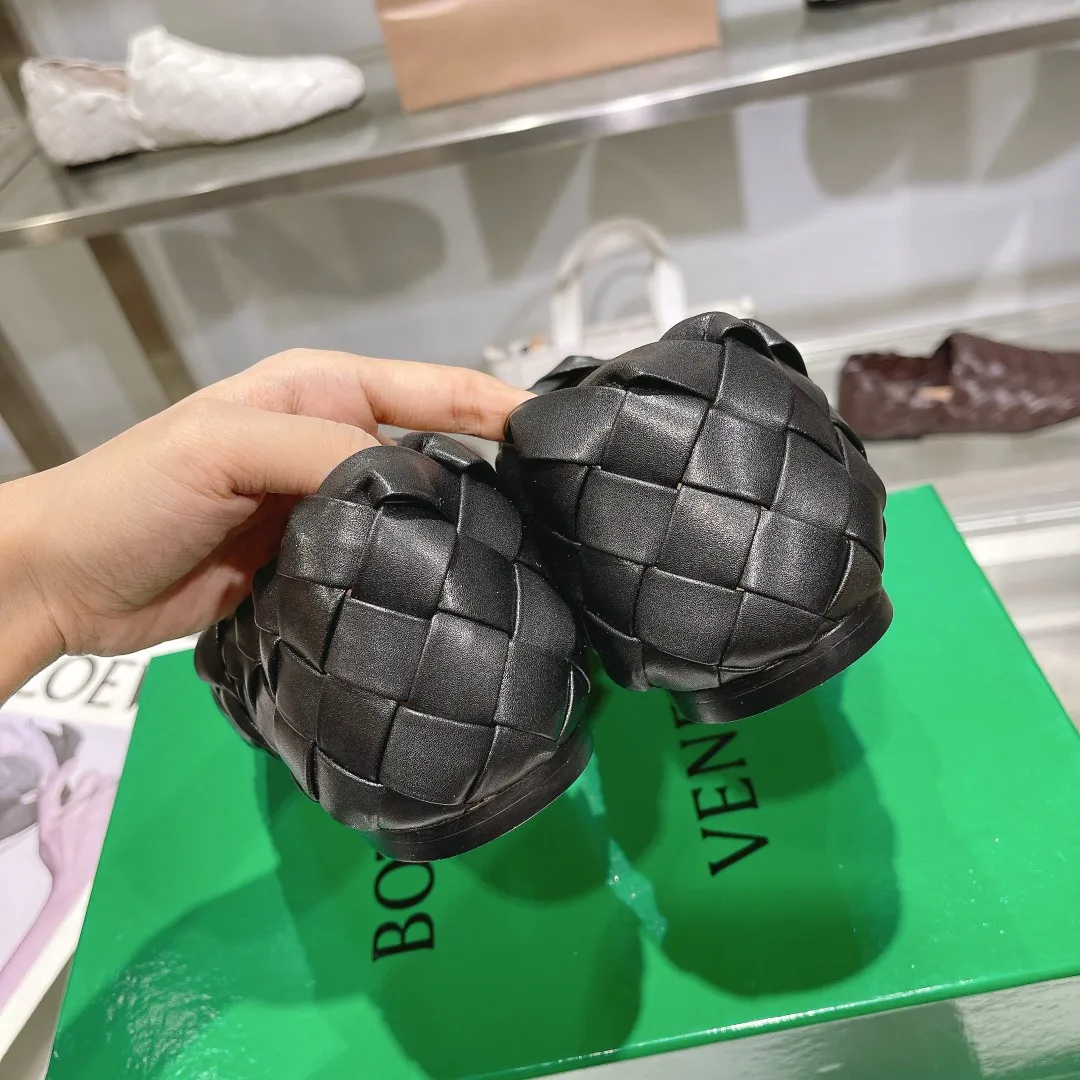 [BV] Top P: 760💰Size for couples: 35-44 (Female, 40, 41, Male 38, 45, custom-made, non-returnable) (Bottega Veneta) Genuine leather outsole, classic woven beanie shoes, two-wear heel set Blessed are the little feet👣👣Comfortable casual shoes that can be worn all year round, made of imported first-layer sheepskin➕fine-quality sheepskin leather, imported sheepskin lining, luxury genuine leather outsole [rose][rose], Bottega Veneta is an Italian luxury brand. Made using traditional Italian leather craftsmanship.